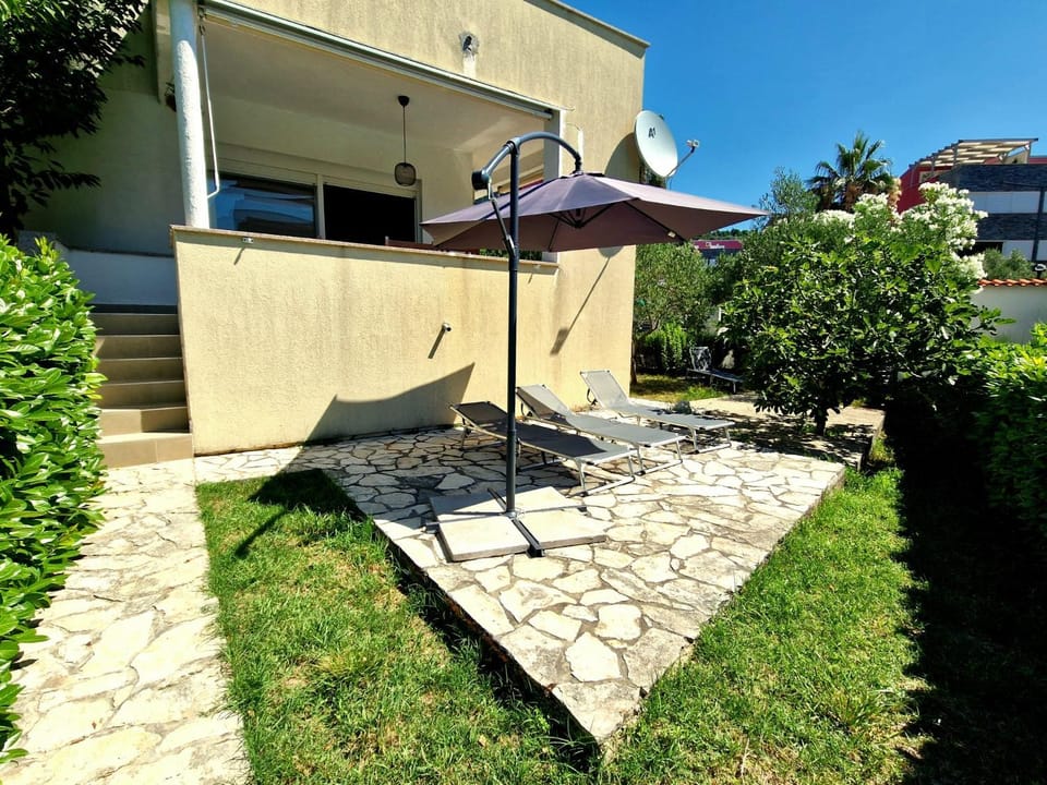 Property building, Patio, Garden, sunbed