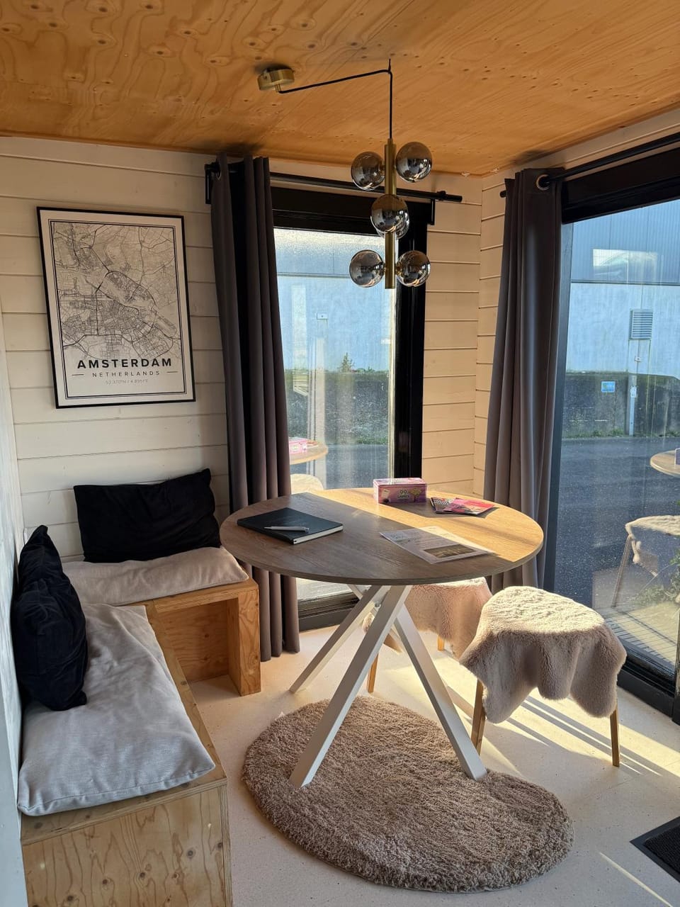Seating area, Dining area