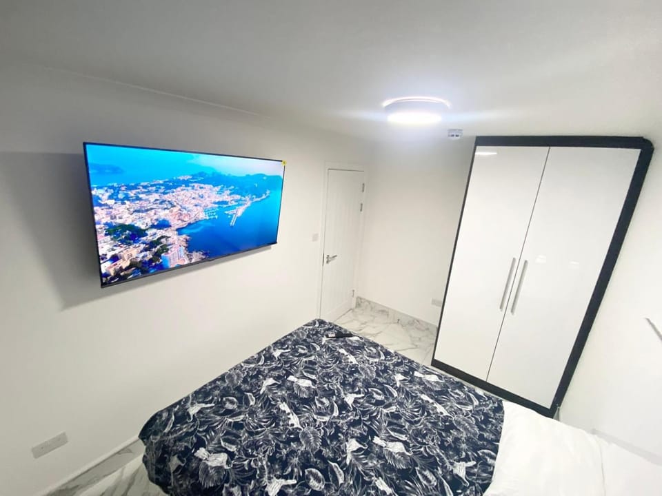 TV and multimedia, Photo of the whole room, Bedroom, wardrobe