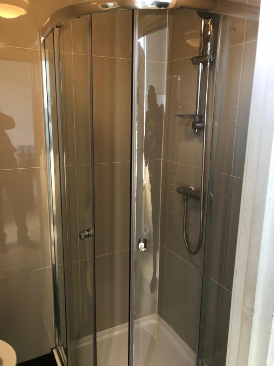 London DM x Weekly Monthly x Deals Apartment in London Borough of Ealing