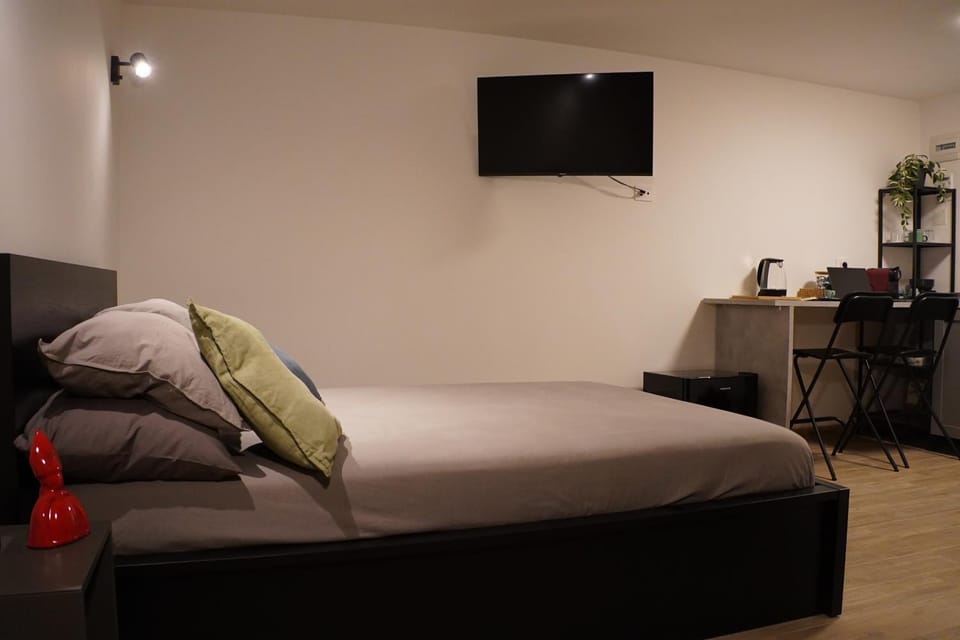 Bed, Photo of the whole room, Bedroom