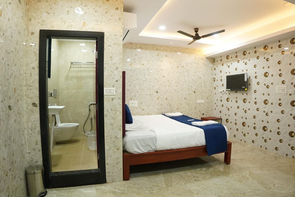 Shower, Bed, Bathroom, TV and multimedia, Photo of the whole room, Bedroom