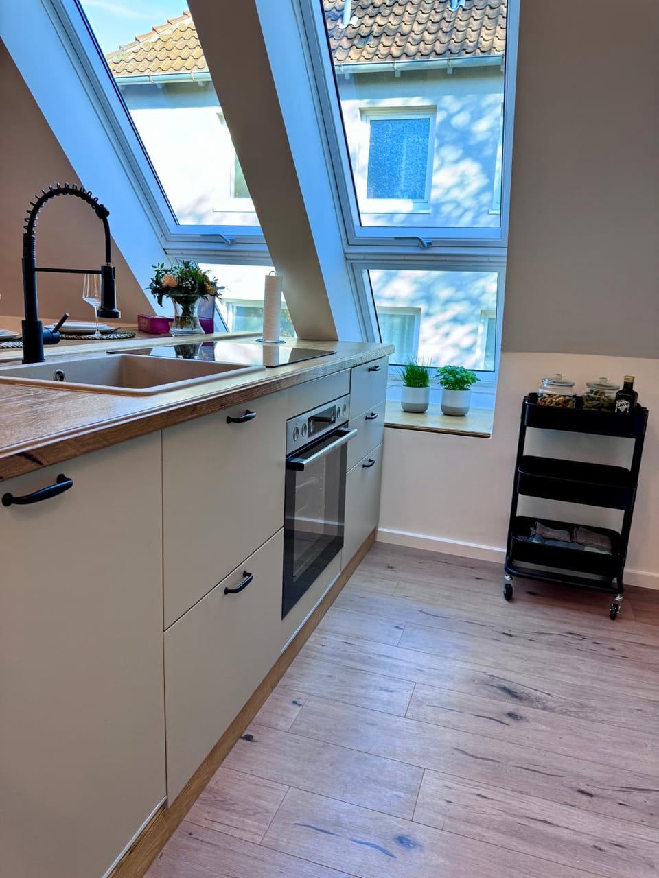 Kitchen or kitchenette, dishwasher, stove