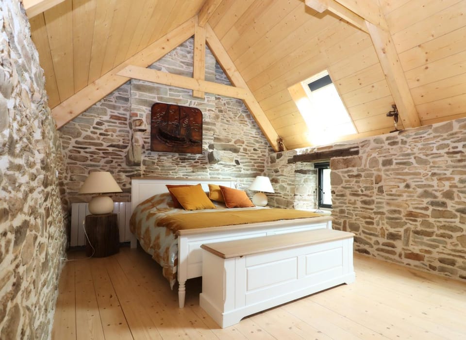 Bed, Photo of the whole room, Bedroom