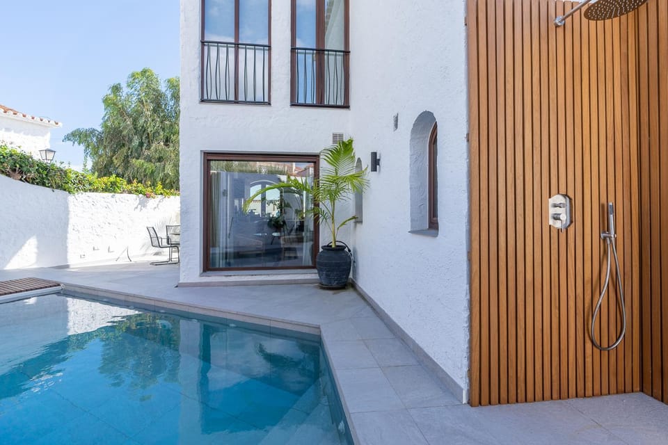 Shower, Swimming pool