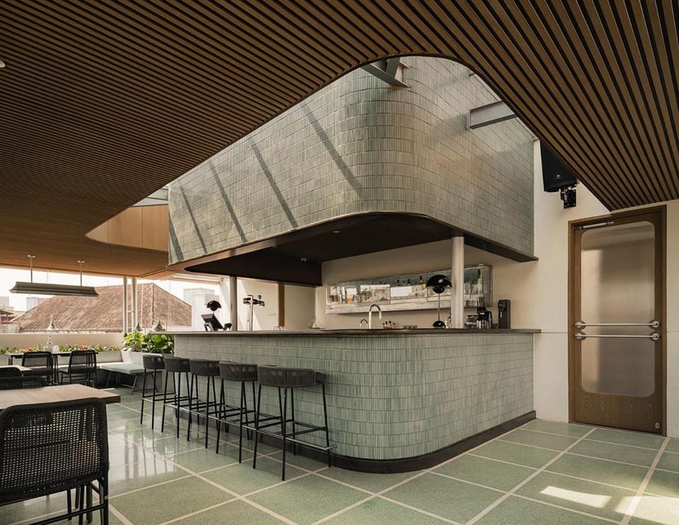 Restaurant/places to eat, Lounge or bar