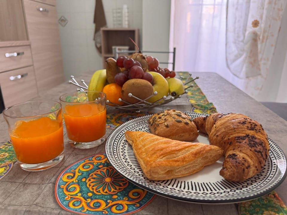 Kitchen or kitchenette, Food and drinks, Food, Breakfast, Continental breakfast