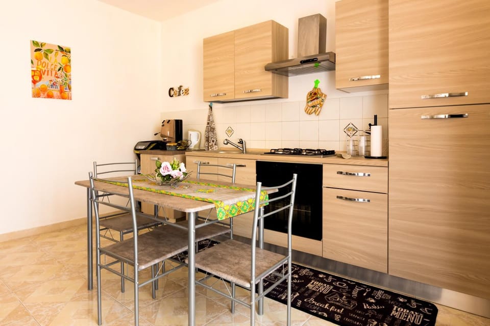 Coffee/tea facilities, Kitchen or kitchenette, Dining area, oven, stove