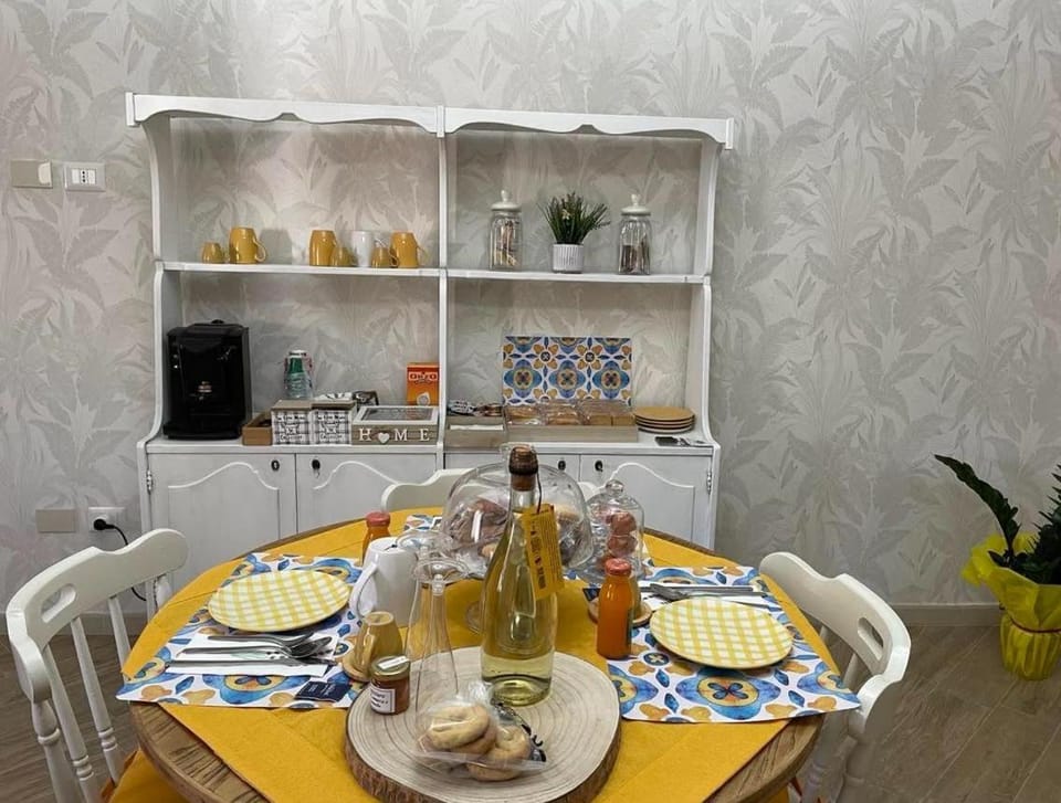 Living room, Food and drinks, Dining area, Food, Breakfast