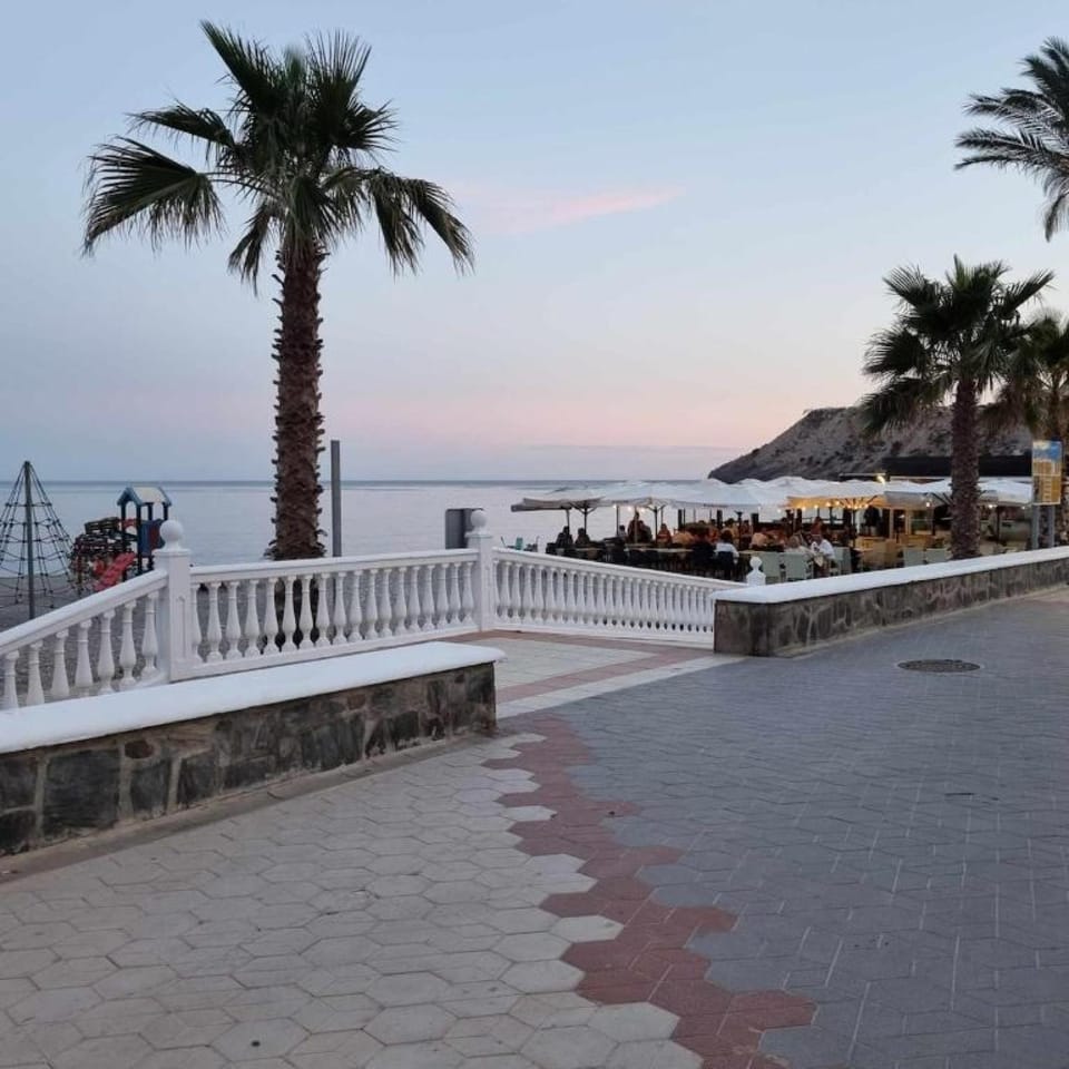 Restaurant/places to eat, Natural landscape, Beach