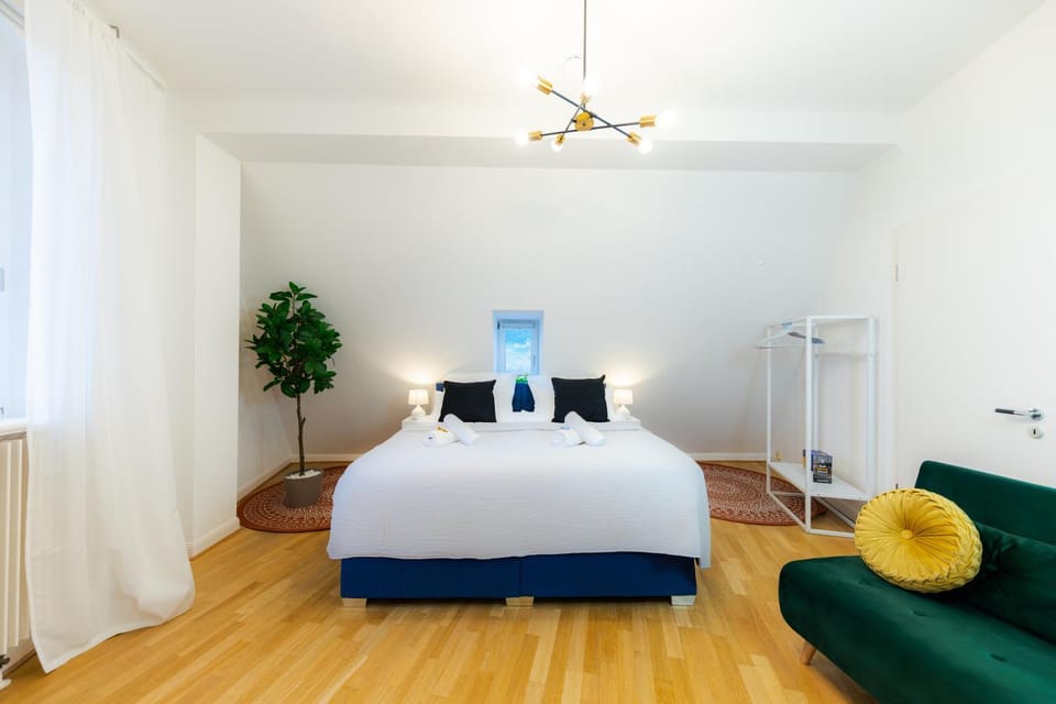 Nearby landmark, Bed, Photo of the whole room, Business facilities, Seating area, Bedroom, City view, Landmark view, group of guests, cot, flat iron, heating, internet, storage, wardrobe