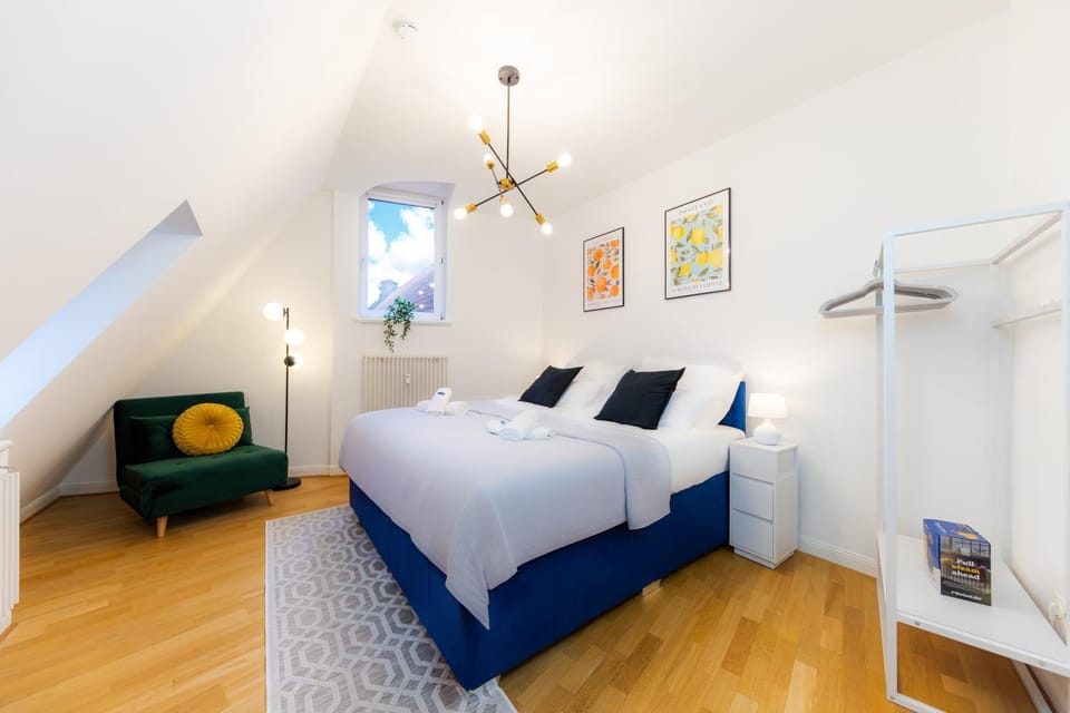 Nearby landmark, Bed, View (from property/room), Photo of the whole room, Seating area, Bedroom, City view, Landmark view, Shopping Area, group of guests, cot, flat iron, heating, storage, wardrobe