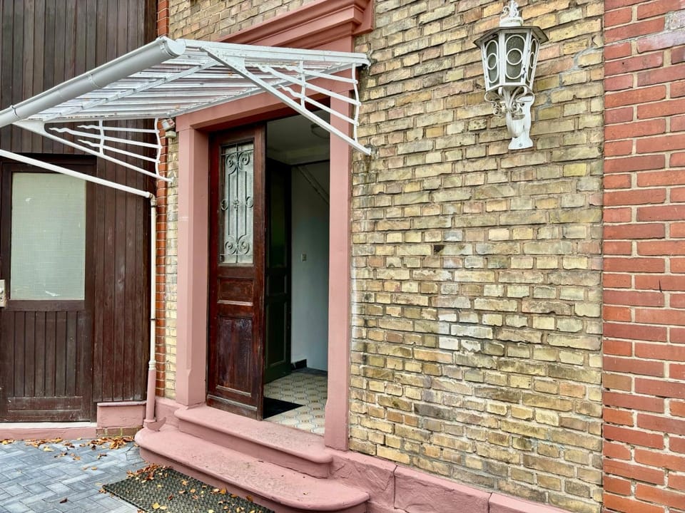 Facade/entrance