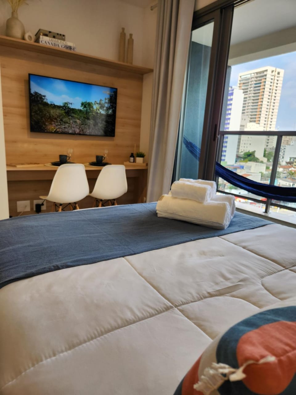 Communal lounge/ TV room, Bed, TV and multimedia, Living room, Photo of the whole room, Seating area, Bedroom