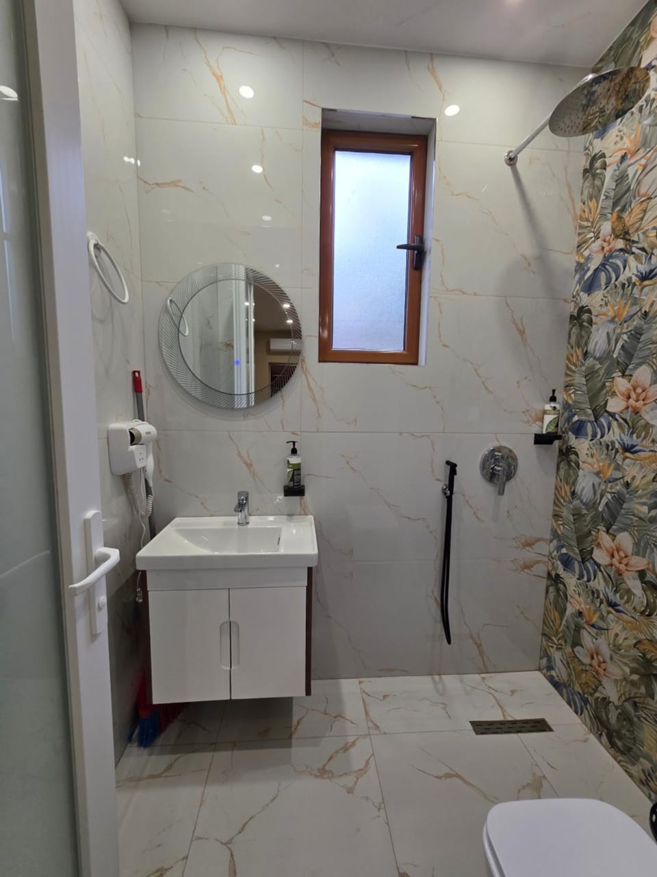 Shower, Toilet, Bathroom, towels