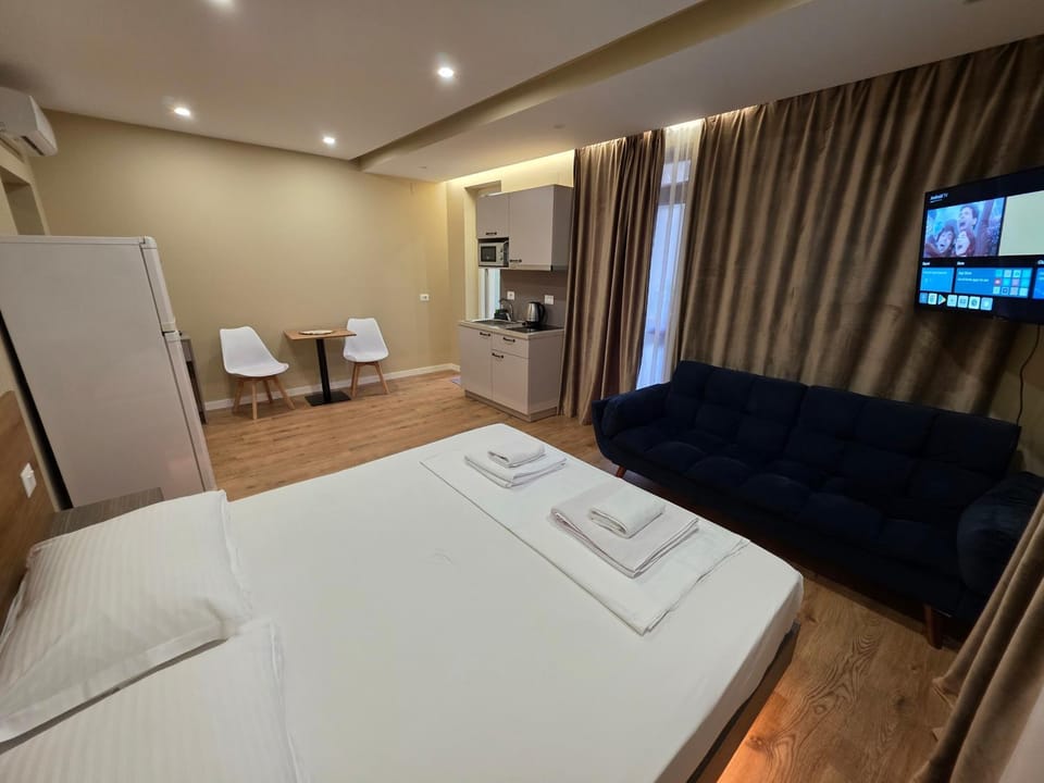 Bed, TV and multimedia, Kitchen or kitchenette, Living room, Photo of the whole room, Bedroom, air conditioner