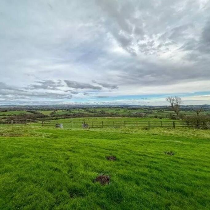 Meadow View Cottage - cosy, romantic & 20 mins from Alton Towers House in Staffordshire Moorlands District