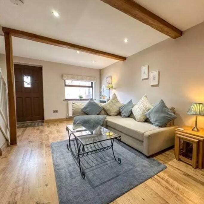 Meadow View Cottage - cosy, romantic & 20 mins from Alton Towers House in Staffordshire Moorlands District