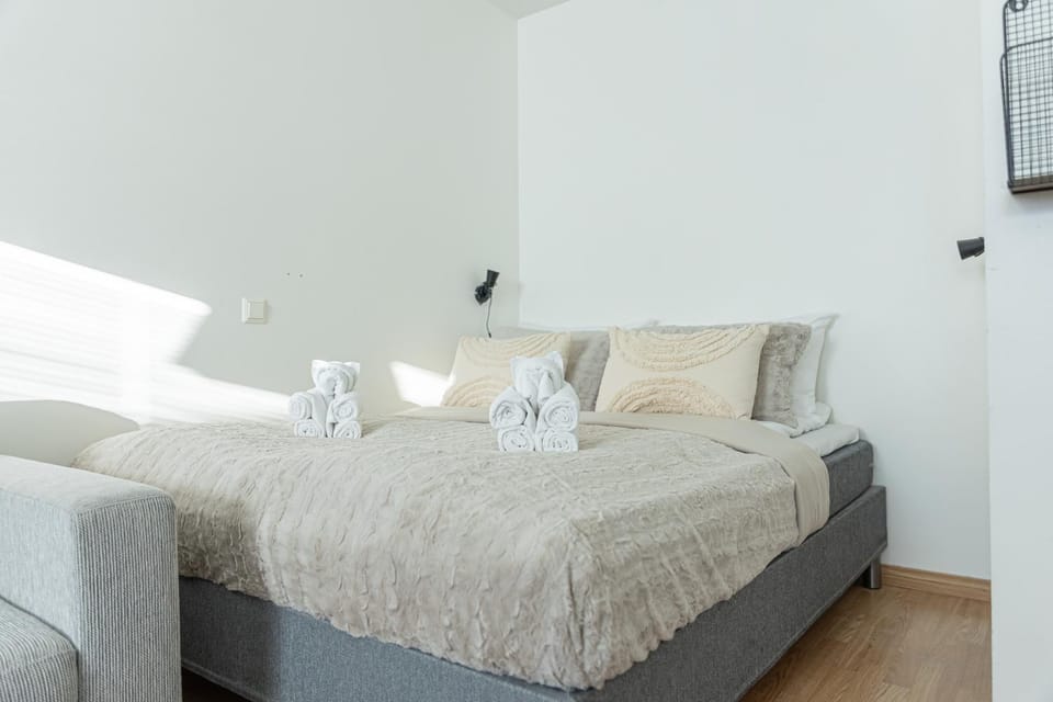 Bed, towels