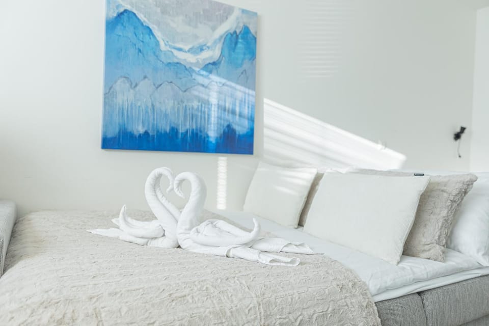 Bed, Bedroom, towels