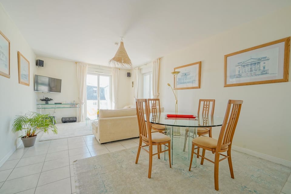 Day, Seating area, Dining area, Meals