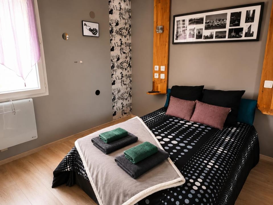 Photo of the whole room, Bedroom