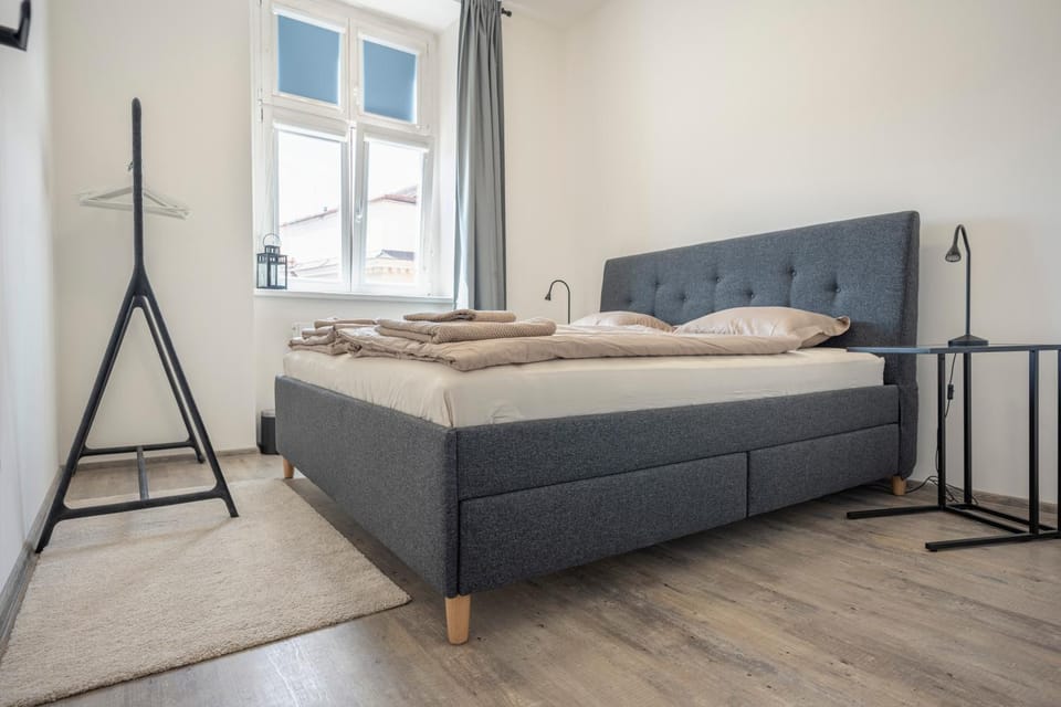 Bedroom, City view