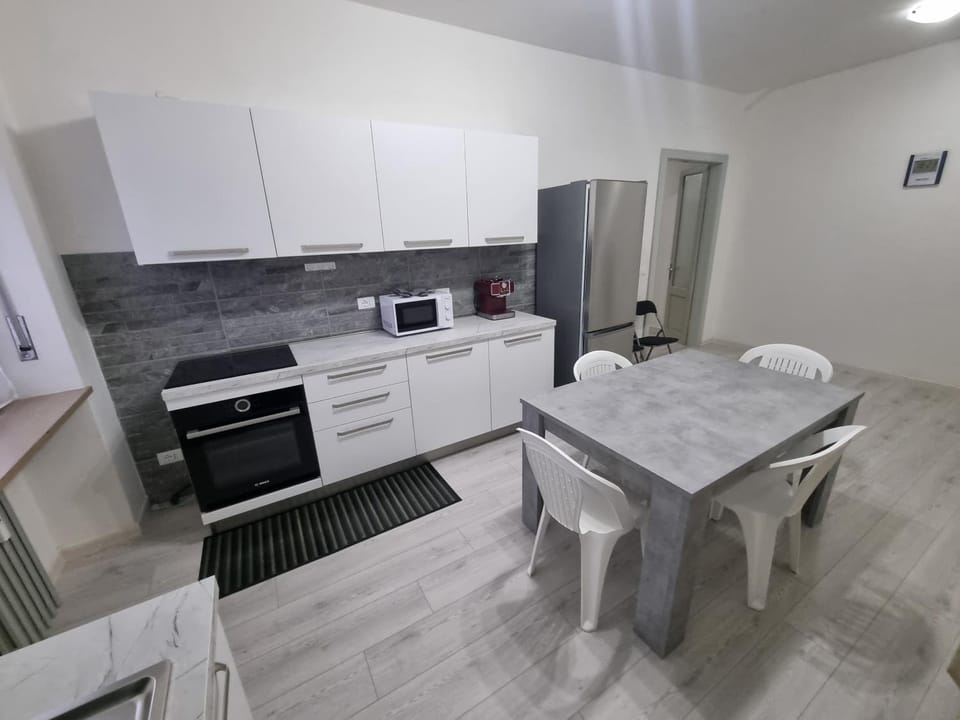 Kitchen or kitchenette, Dining area, oven, stove