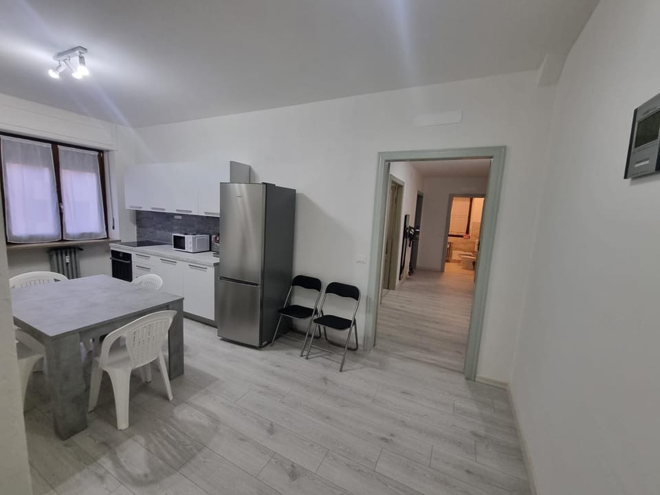 Coffee/tea facilities, Kitchen or kitchenette, Dining area, microwave, oven, stove