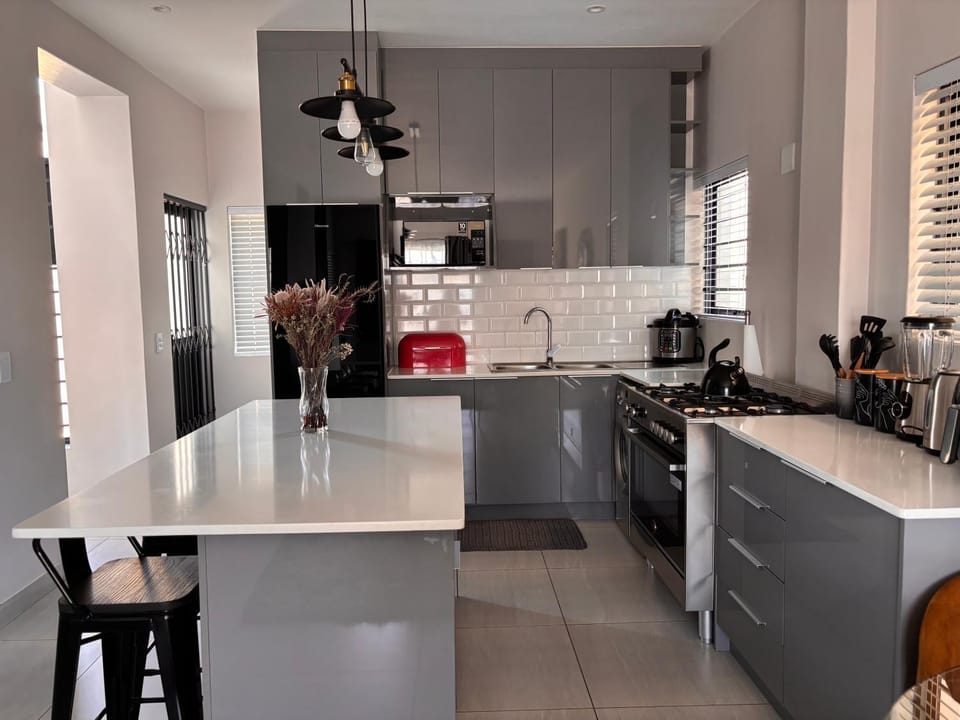 Modern 3 bedroom Urban Getaway House in Cape Town