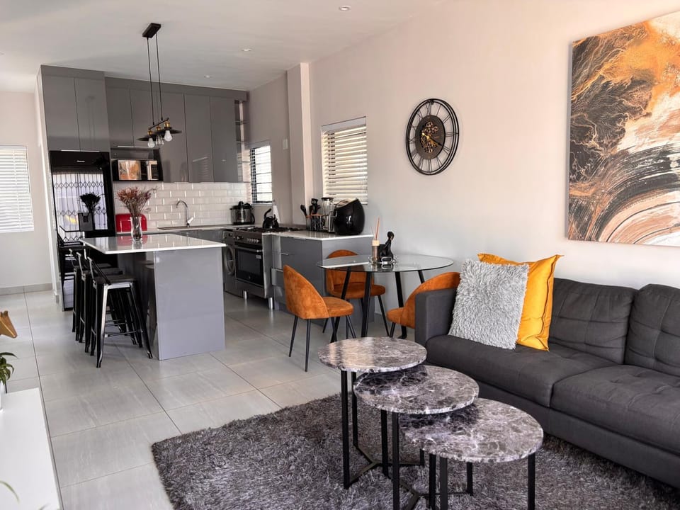 Modern 3 bedroom Urban Getaway House in Cape Town