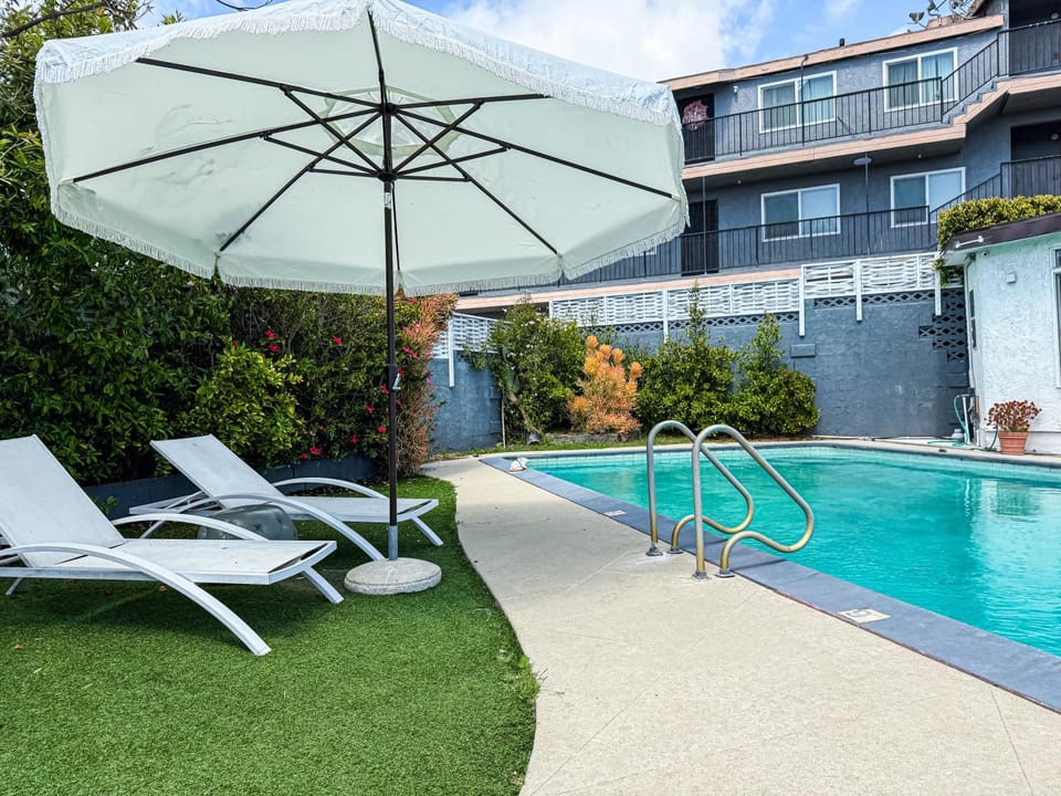 Property building, Swimming pool, sunbed