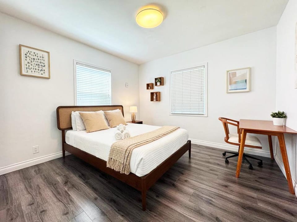 Bed, Photo of the whole room, Bedroom