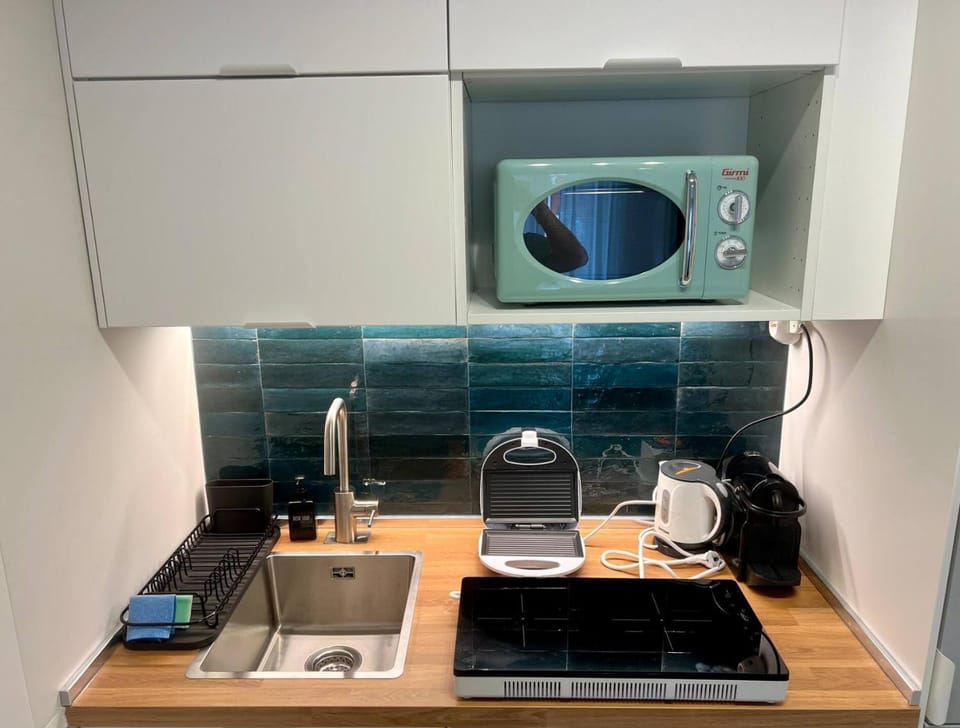 Coffee/tea facilities, Kitchen or kitchenette, stove, toaster