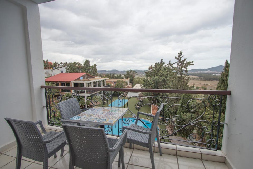 Property building, Day, Natural landscape, View (from property/room), Balcony/Terrace, Balcony/Terrace, Dining area, Mountain view