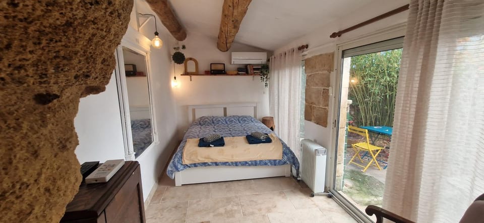 Bed, Photo of the whole room, Bedroom, air conditioner