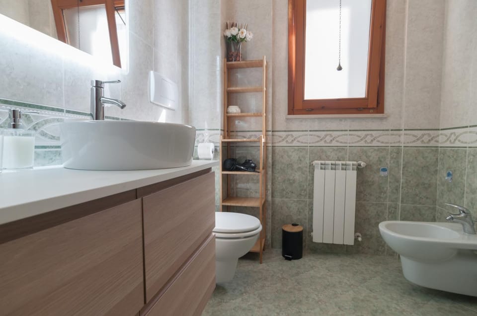 Shower, Toilet, Bathroom, bidet, towels