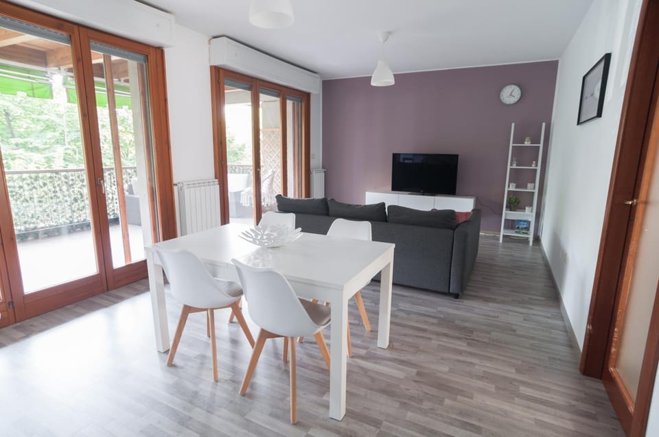 TV and multimedia, Living room, Seating area, Dining area, Evening entertainment