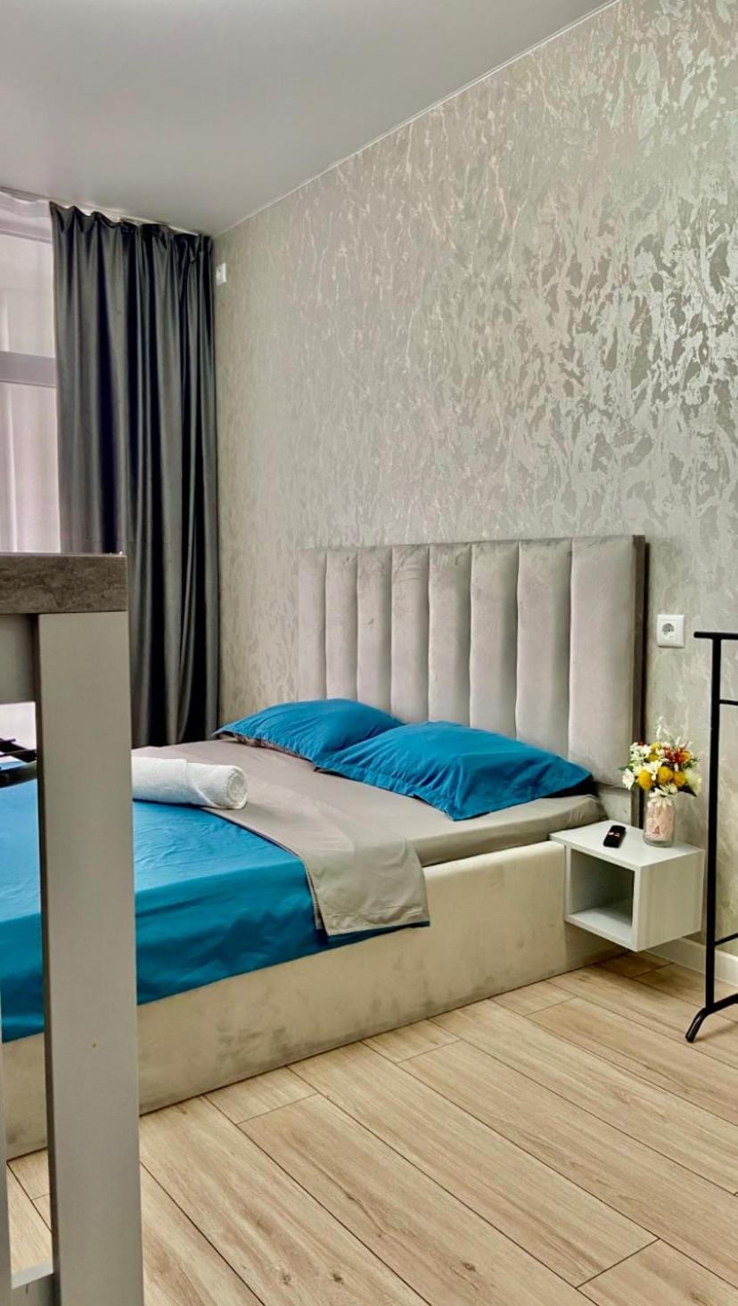 Bed, Living room, Photo of the whole room, Seating area, Bedroom