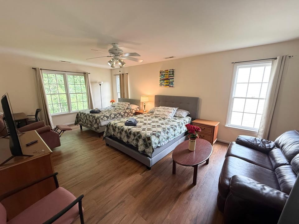 Comfortable Rooms in A Single Family House in Chapel Hill near UNC Duke RTP, with Massage Chair Vacation rental in Carrboro