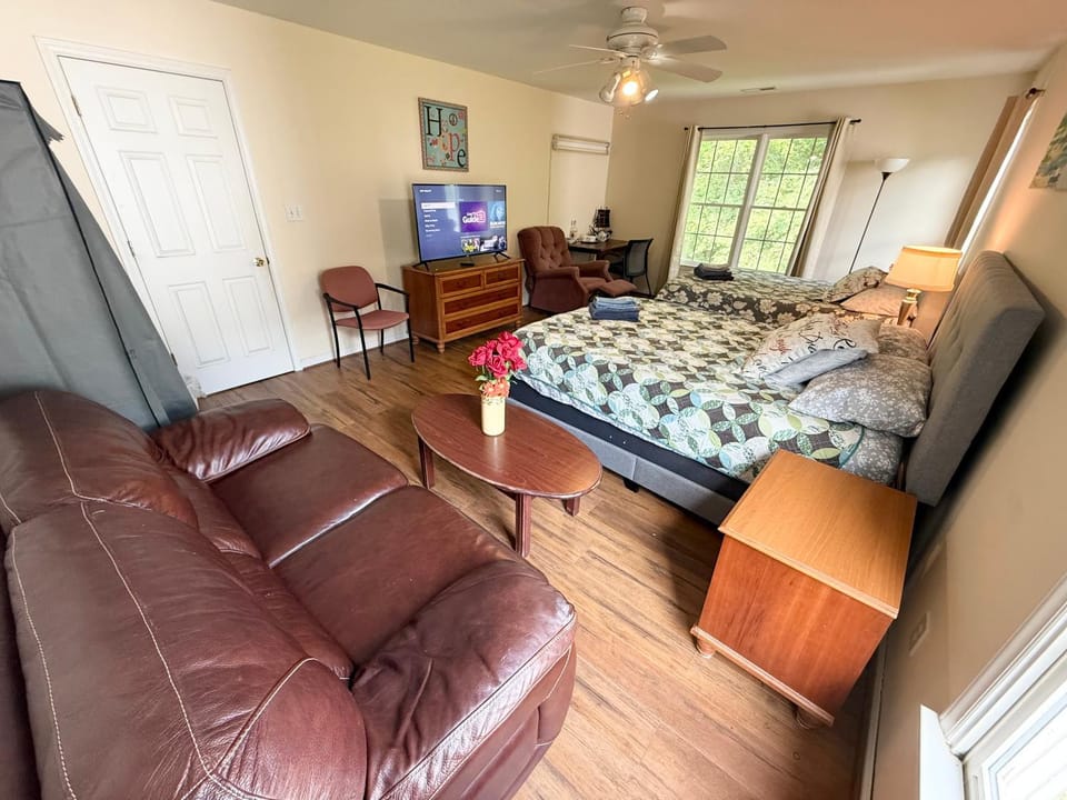 Comfortable Rooms in A Single Family House in Chapel Hill near UNC Duke RTP, with Massage Chair Vacation rental in Carrboro