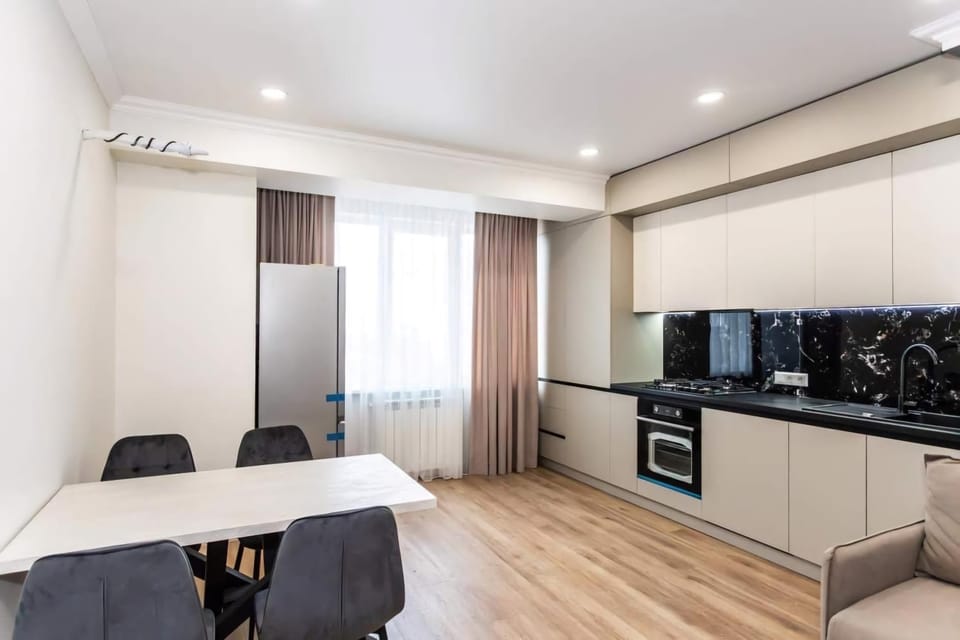 Kitchen or kitchenette, Dining area, minibar, oven, stove