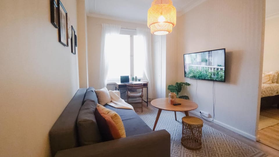 TV and multimedia, Living room, Photo of the whole room, Seating area, Evening entertainment