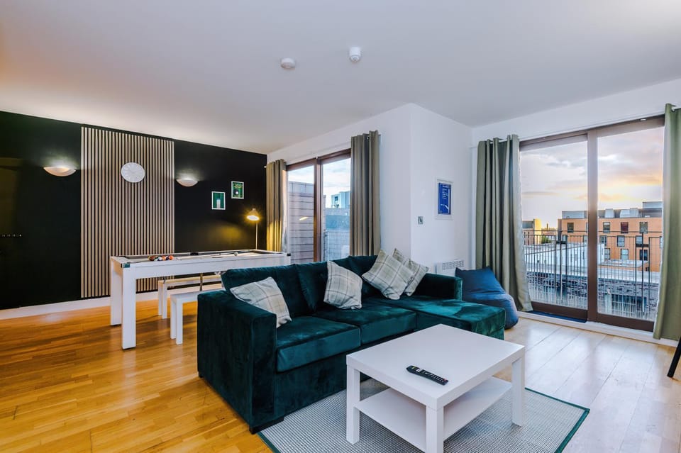Sleeps 8, Duplex Apartment, Pool Table, Balcony X2, Long Term Disc, Perfect For Groups Apartment in Manchester