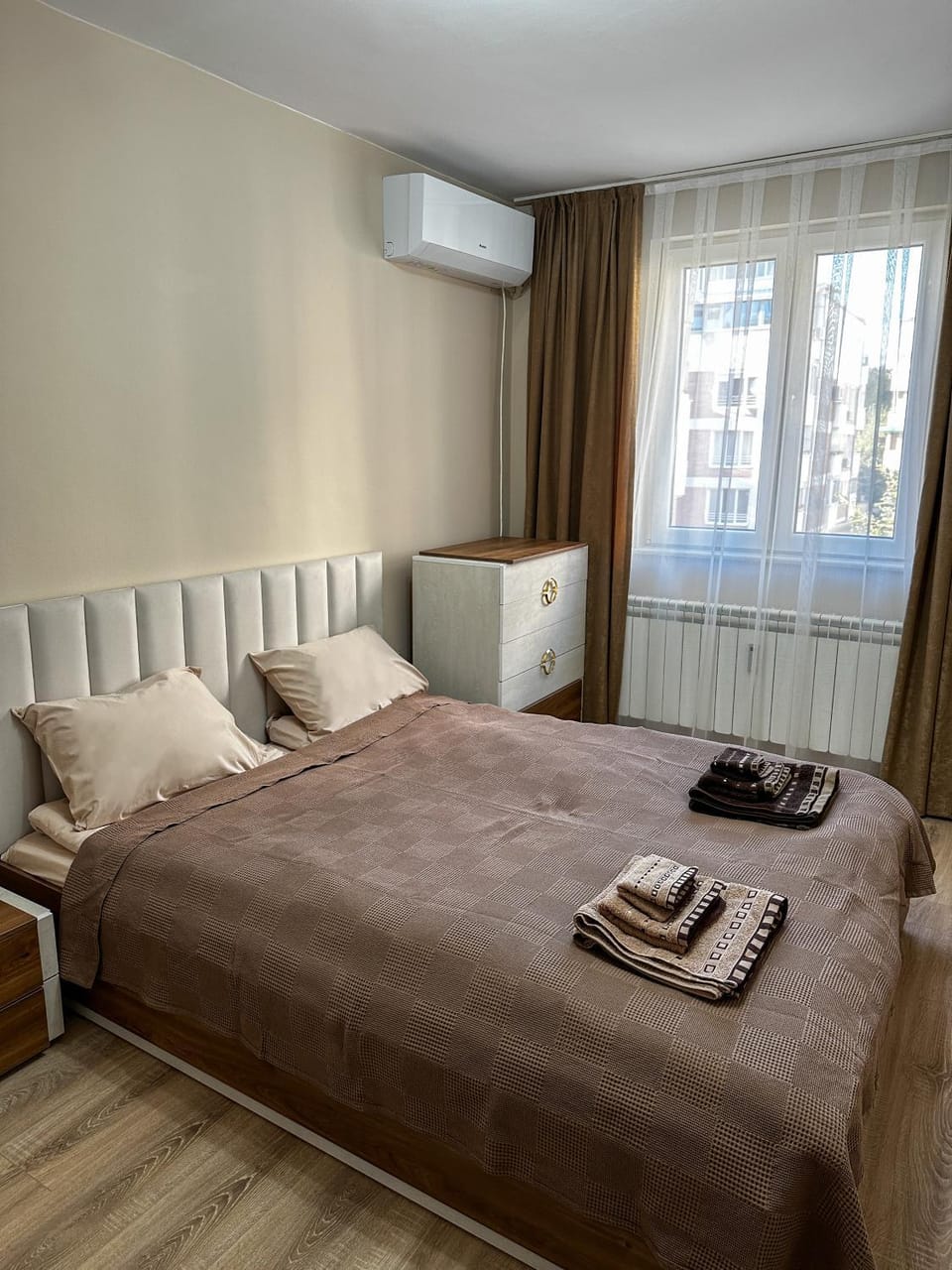 Bed, Photo of the whole room, Seating area, Bedroom, towels