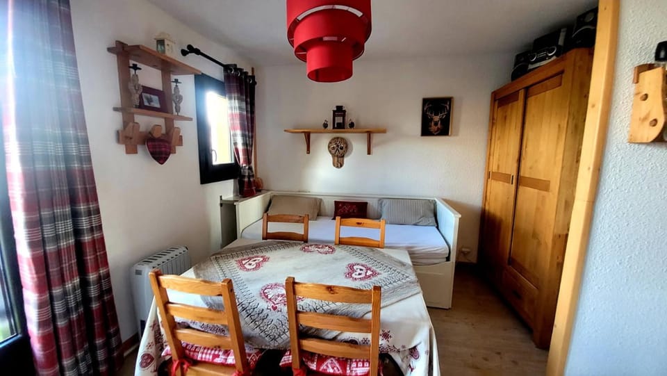 Bed, Living room, Photo of the whole room, Seating area, Dining area, wardrobe