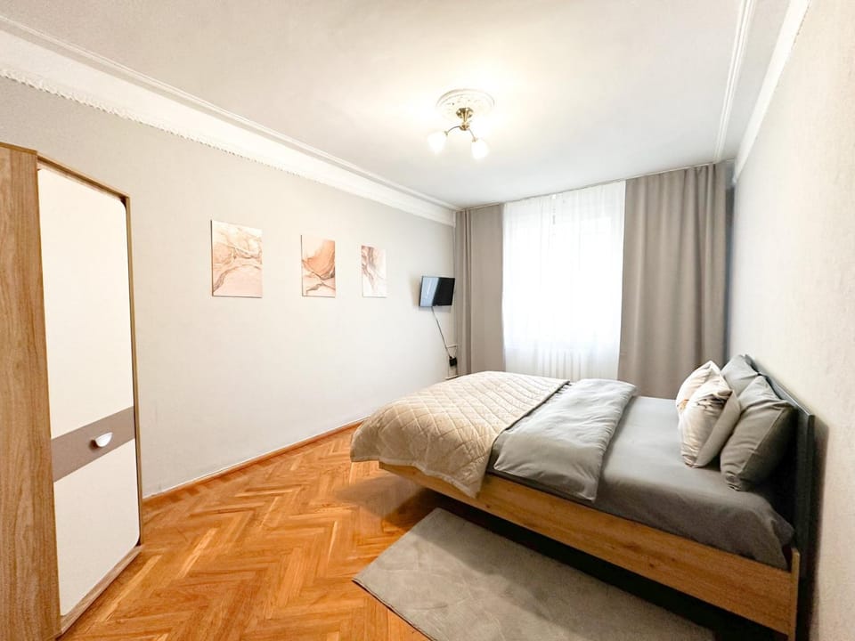 Bed, TV and multimedia, Bedroom
