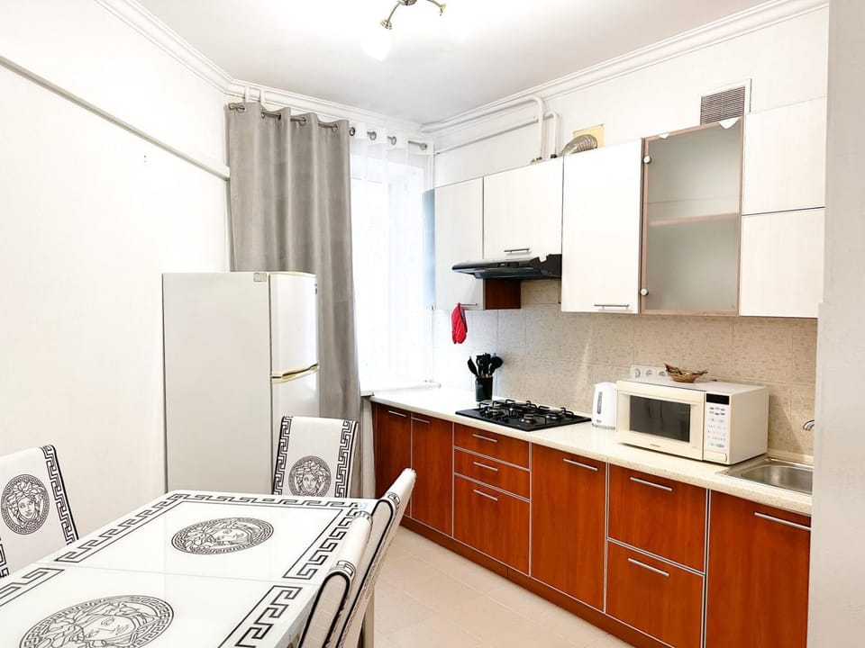Kitchen or kitchenette, Dining area, oven