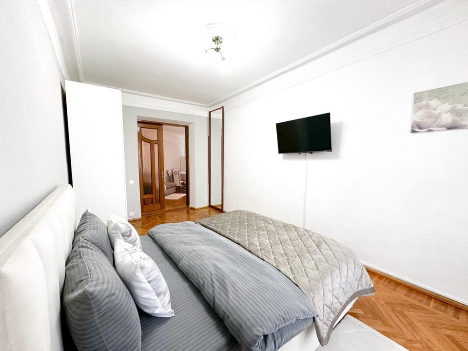 Bed, TV and multimedia, Bedroom