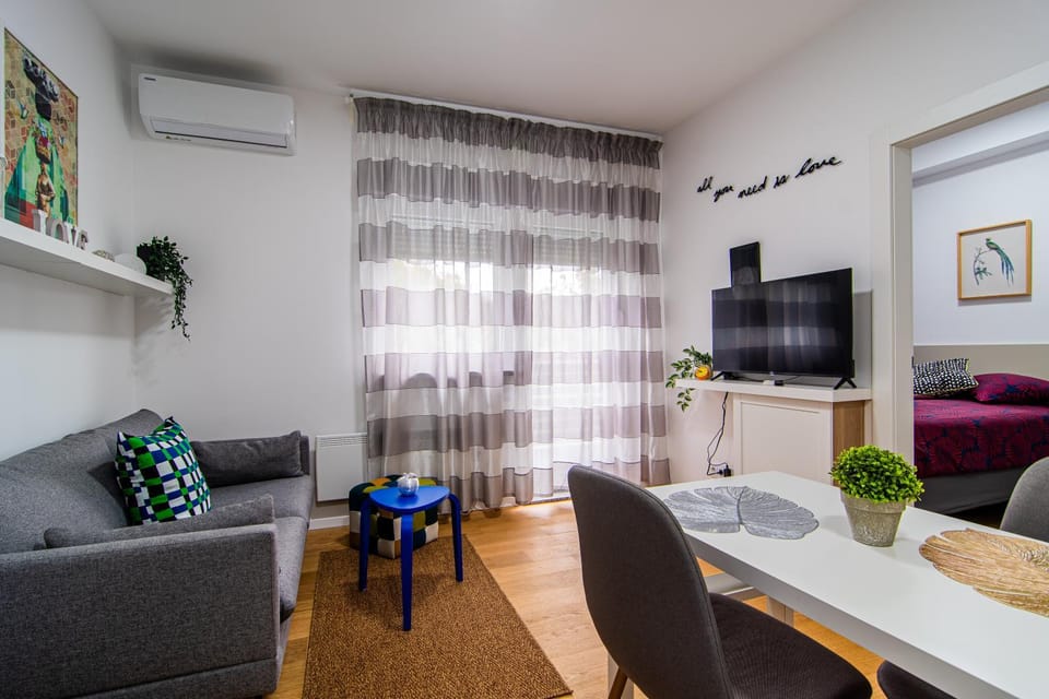 TV and multimedia, Living room, Decorative detail, Seating area, Bedroom, Family, heating, internet, air conditioner